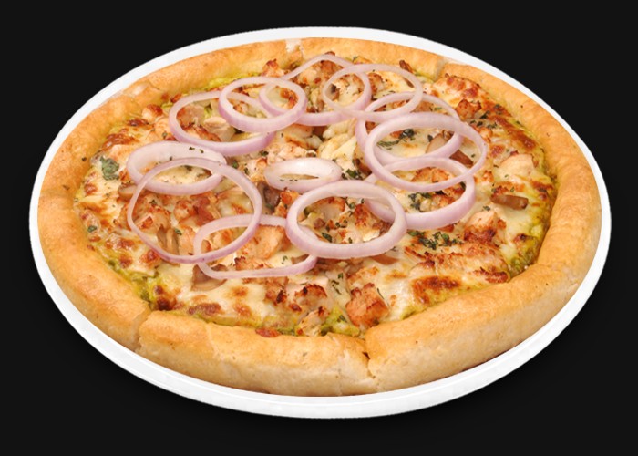 Creme fraiche, double fromage, double poulet, tomates fraiches, oignons.