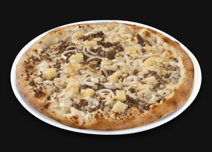 Fresh cream, cheese, minced meat, potatoes, mozzarella.